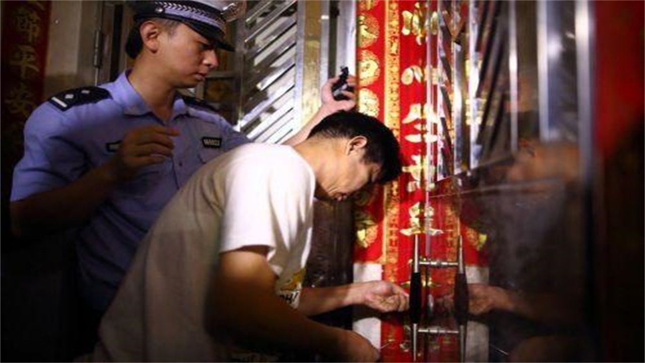 曲靖请开锁师傅开了锁后，师傅